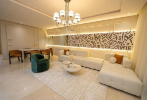 Sophisticated 3BR with Ample Space & Top Amenities